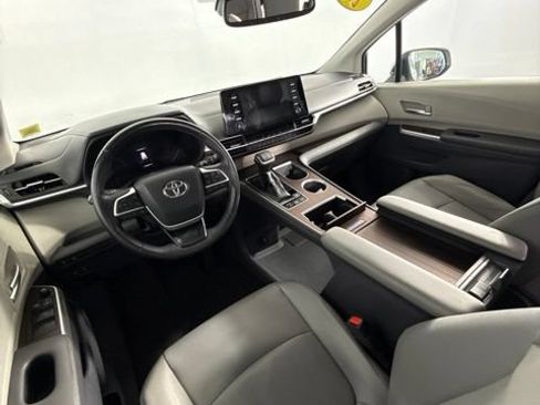 Used 2022 Toyota Sienna XLE FWD image 11