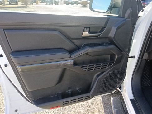 Used 2025 Toyota Tacoma TRD Sport image 11