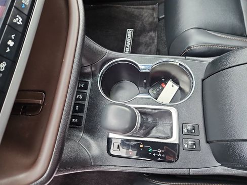 Used 2019 Toyota Highlander XLE AWD/4WD image 12