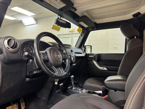 Used 2018 Jeep Wrangler Sahara AWD/4WD image 10