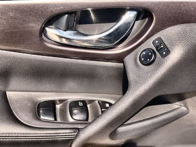 Used 2016 Nissan Rogue S FWD image 29