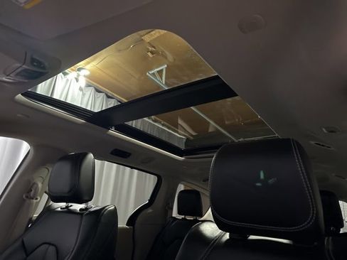 Used 2023 Chrysler Pacifica Touring-L image 8