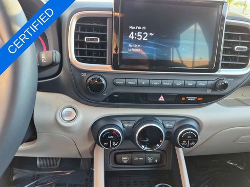 Used 2025 Hyundai Venue Limited image 17