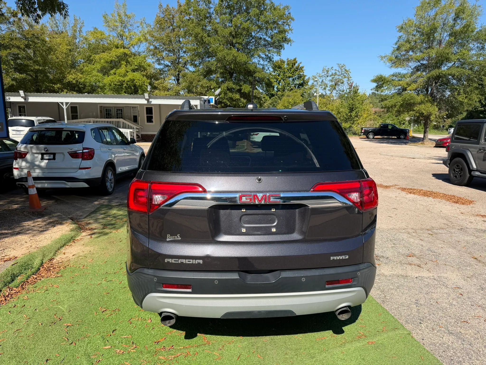 Used 2017 GMC Acadia SLE w/ Driver Alert Package I AWD/4WD image 4