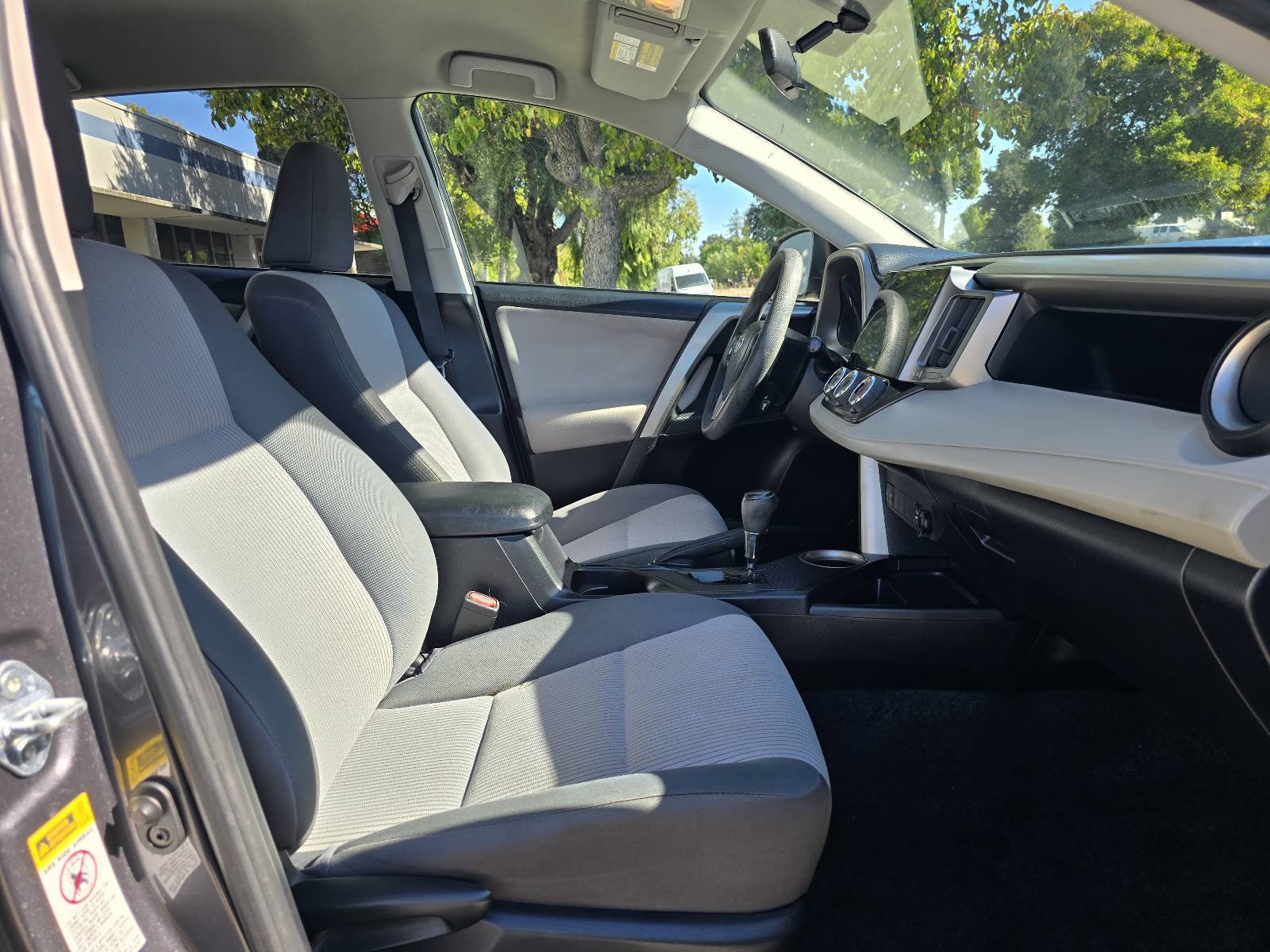 Used 2015 Toyota RAV4 LE FWD image 18