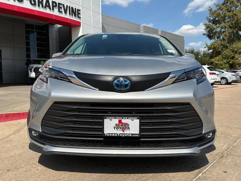 Used 2025 Toyota Sienna XLE FWD image 4