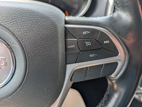 Used 2021 Jeep Grand Cherokee Laredo AWD/4WD image 22