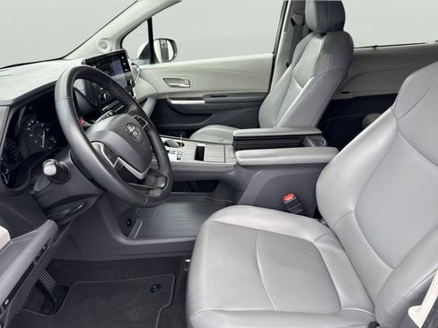 Used 2021 Toyota Sienna XLE w/ XLE Plus Package image 18