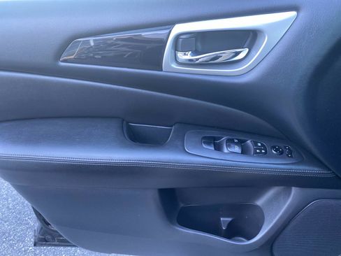 Used 2018 Nissan Pathfinder SV image 19