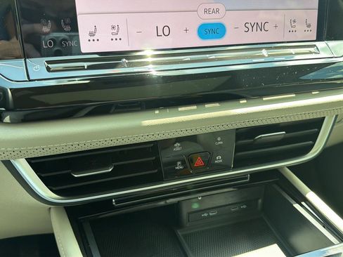 Used 2024 Volkswagen Atlas SE FWD image 26