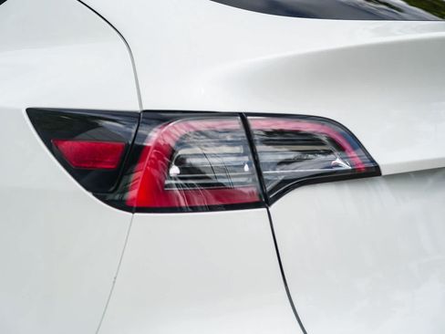 Used 2023 Tesla Model Y Long Range AWD/4WD image 7