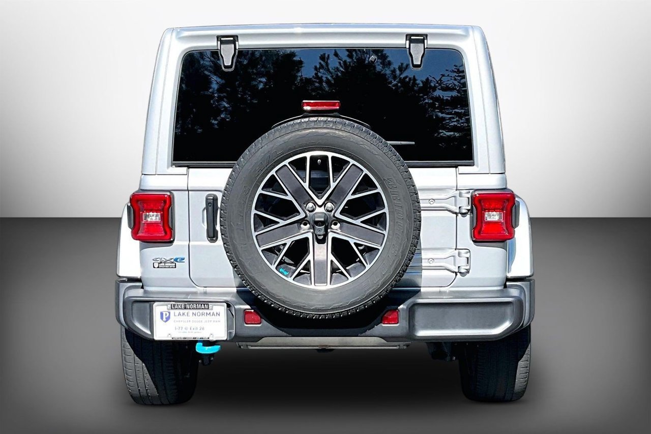 Used 2023 Jeep Wrangler Unlimited Sahara w/ Cold Weather Group AWD/4WD image 7