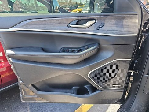 Used 2024 Jeep Grand Cherokee Limited w/ Black Appearance Package image 26