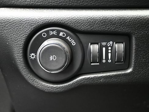 Used 2025 Chrysler Pacifica Select image 15