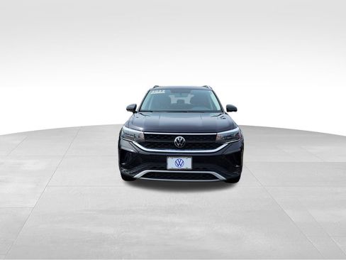 Certified 2022 Volkswagen Taos SE w/ Panoramic Sunroof Package AWD/4WD image 2
