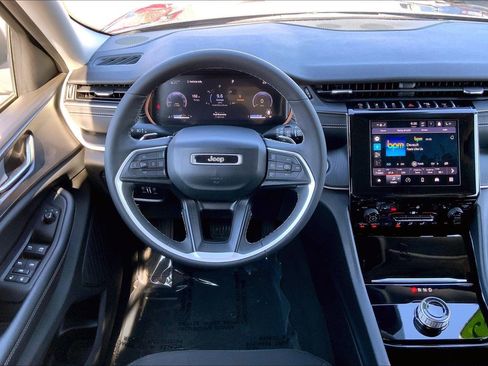 Certified 2023 Jeep Grand Cherokee Laredo w/ Luxury Tech Group I image 5