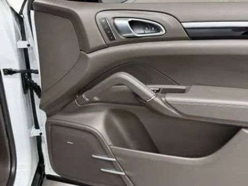 Used 2018 Porsche Cayenne Platinum Edition image 32