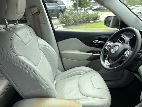 Used 2019 Jeep Cherokee Limited FWD image 13