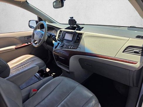 Used 2014 Toyota Sienna XLE FWD image 17