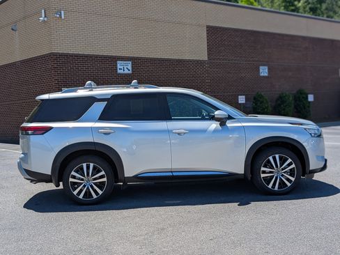 Used 2025 Nissan Pathfinder Platinum FWD image 10