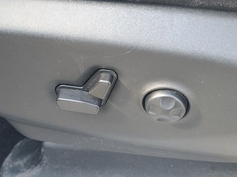 Used 2024 Chrysler Pacifica Touring-L image 11