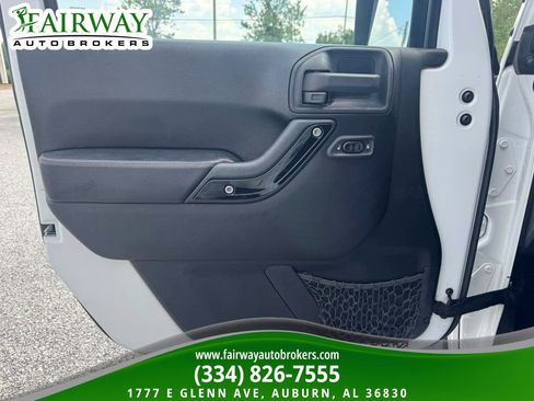 Used 2012 Jeep Wrangler Unlimited Sahara AWD/4WD image 26