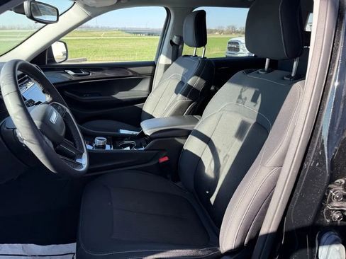 Used 2023 Jeep Grand Cherokee L Laredo image 13