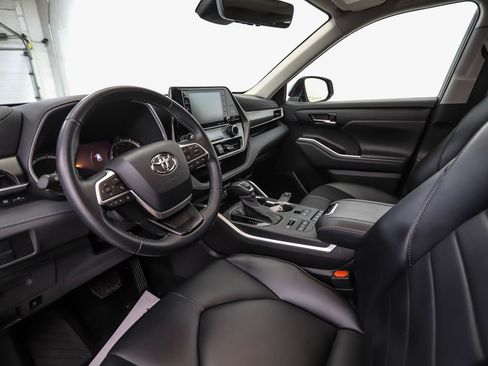 Used 2022 Toyota Highlander XLE AWD/4WD image 10