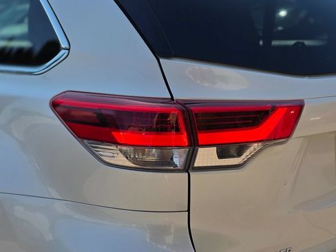 Used 2018 Toyota Highlander SE FWD image 10