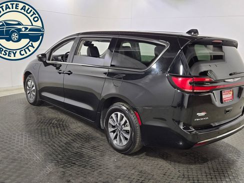 Used 2024 Chrysler Pacifica Limited FWD image 3