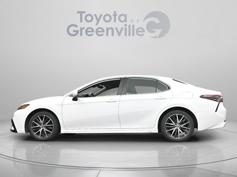 Used 2024 Toyota Camry SE image 7