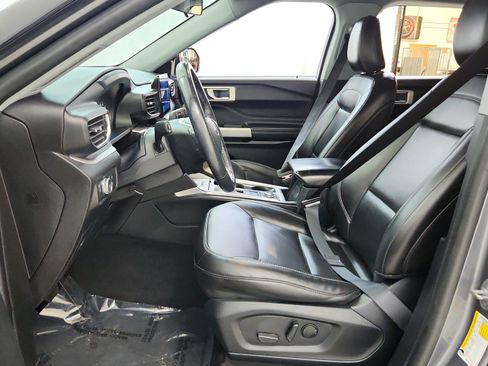 Used 2022 Ford Explorer XLT w/ Equipment Group 202A AWD/4WD image 21