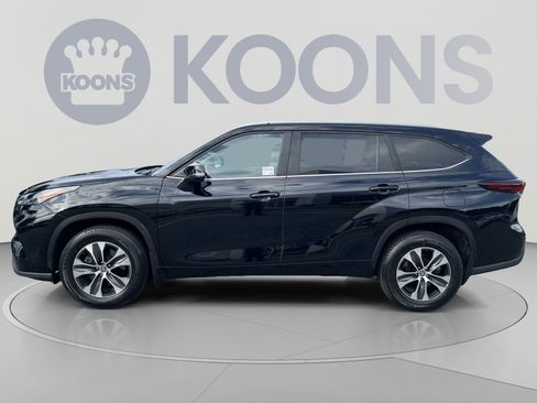 Used 2024 Toyota Highlander XLE AWD/4WD image 2