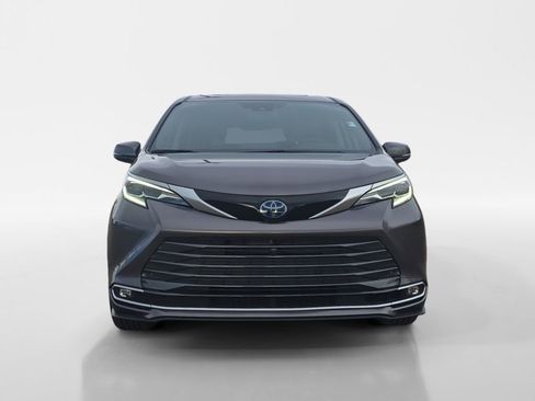 Used 2024 Toyota Sienna Platinum image 9