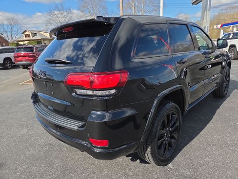 Certified 2022 Jeep Grand Cherokee Laredo X AWD/4WD image 4