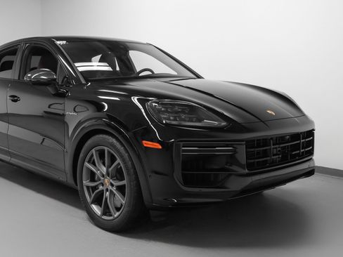 Certified 2024 Porsche Cayenne Turbo AWD/4WD image 9