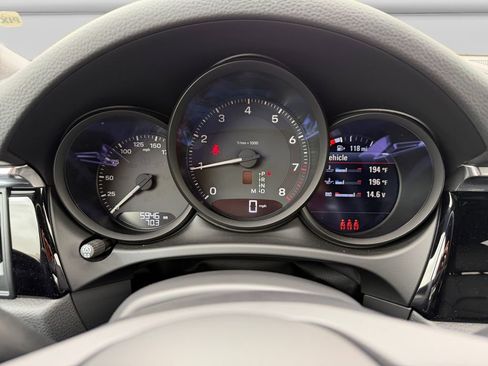 Used 2025 Porsche Macan image 19