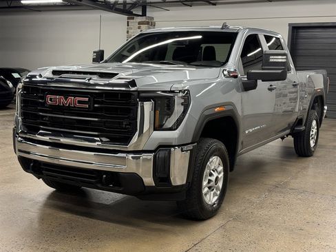 Used 2024 GMC Sierra 2500 Pro AWD/4WD image 3