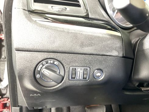 Used 2023 Chrysler 300 Touring w/ Sport Appearance Package image 12