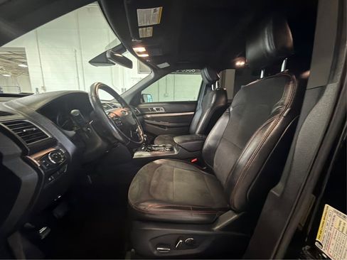 Used 2018 Ford Explorer XLT w/ Equipment Group 202A AWD/4WD image 9