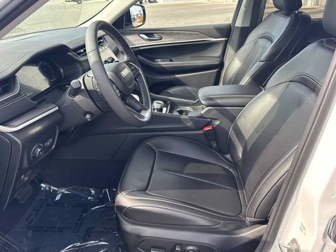 Used 2023 Jeep Grand Cherokee Limited w/ Luxury Tech Group II AWD/4WD image 17