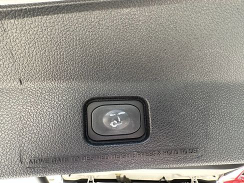 Used 2017 Ford Explorer XLT w/ Equipment Group 202A AWD/4WD image 14
