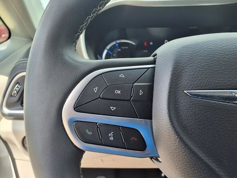 Used 2023 Chrysler Pacifica Touring-L FWD image 29