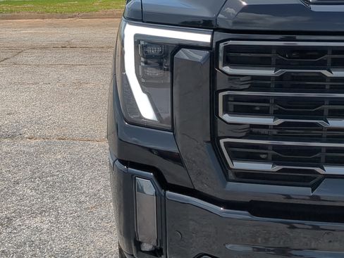 Used 2024 GMC Sierra 2500 AT4 w/ AT4 Preferred Package AWD/4WD image 8