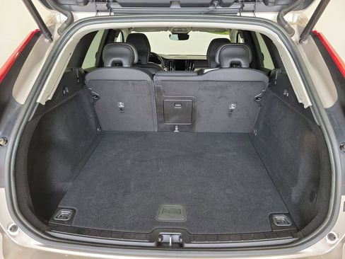 Used 2024 Volvo XC60 B5 Core AWD/4WD image 11