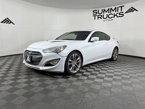 Used 2015 Hyundai Genesis 3.8 image 2