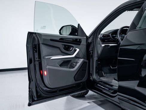 Used 2025 Lamborghini Urus SE image 24