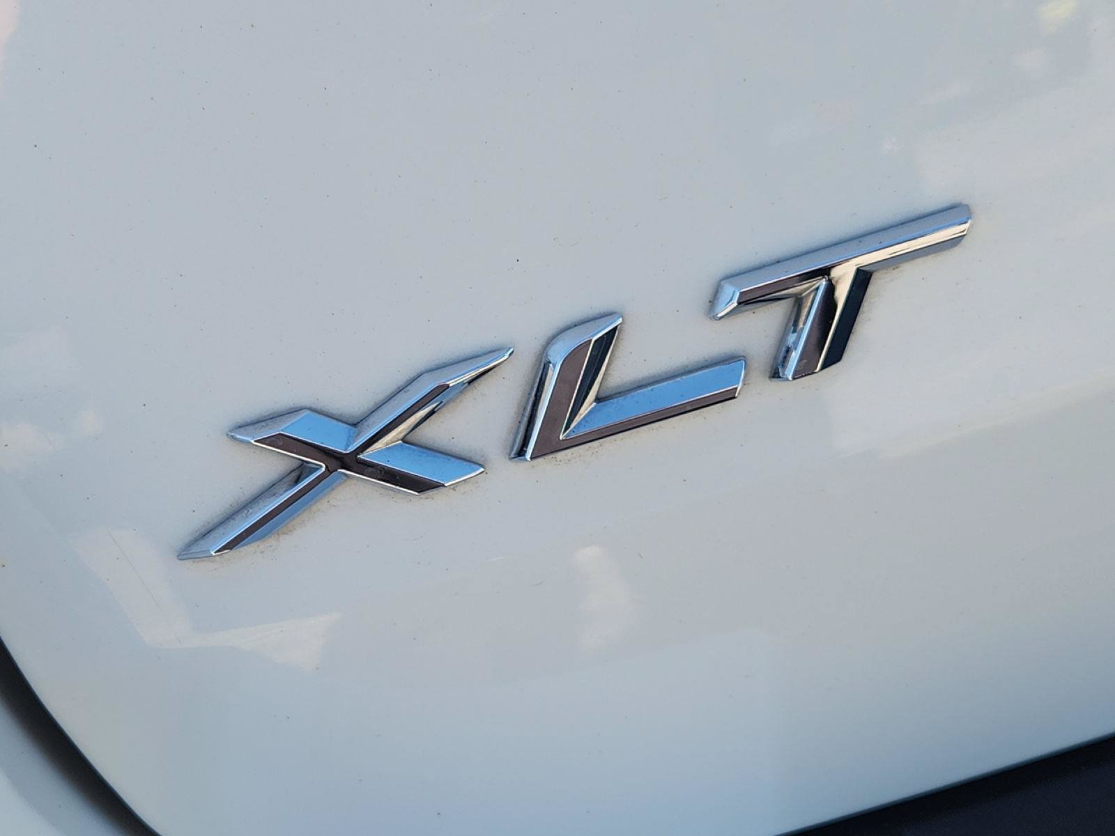 Used 2024 Ford Explorer XLT RWD image 12