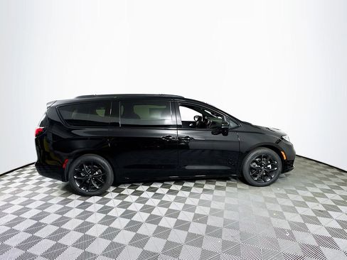 New 2026 Chrysler Pacifica Limited w/ S Appearance Package FWD image 8