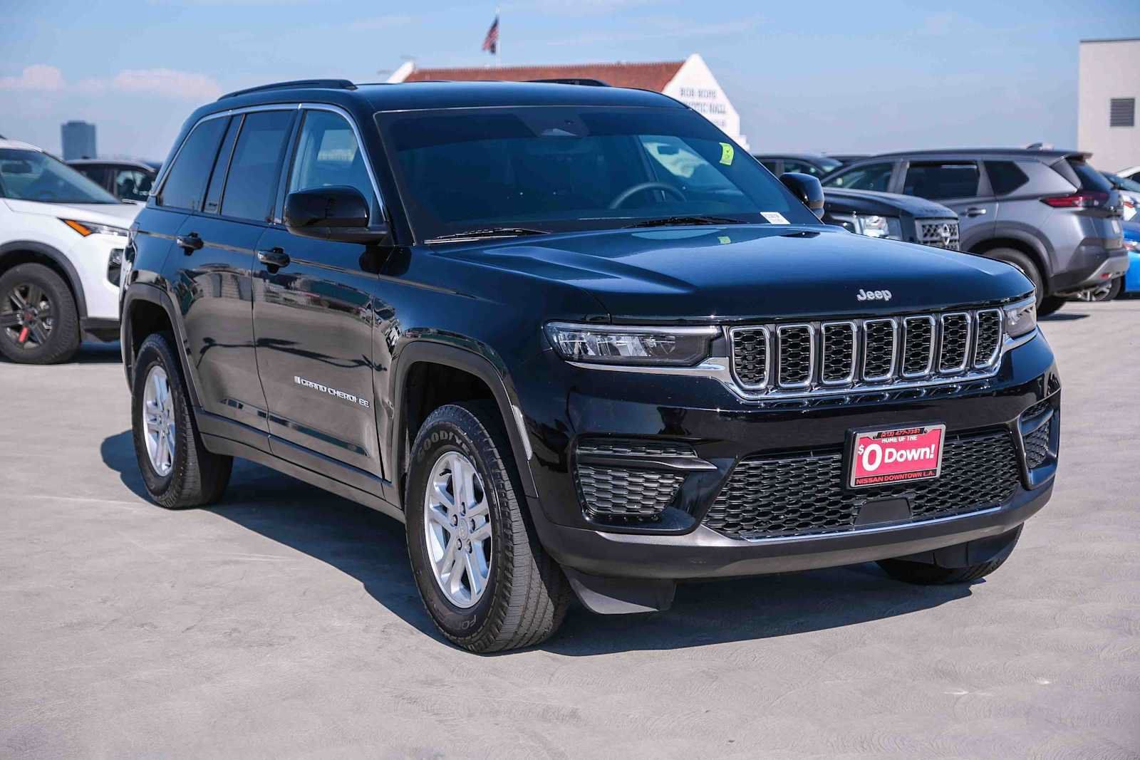 Used 2024 Jeep Grand Cherokee Laredo RWD image 3